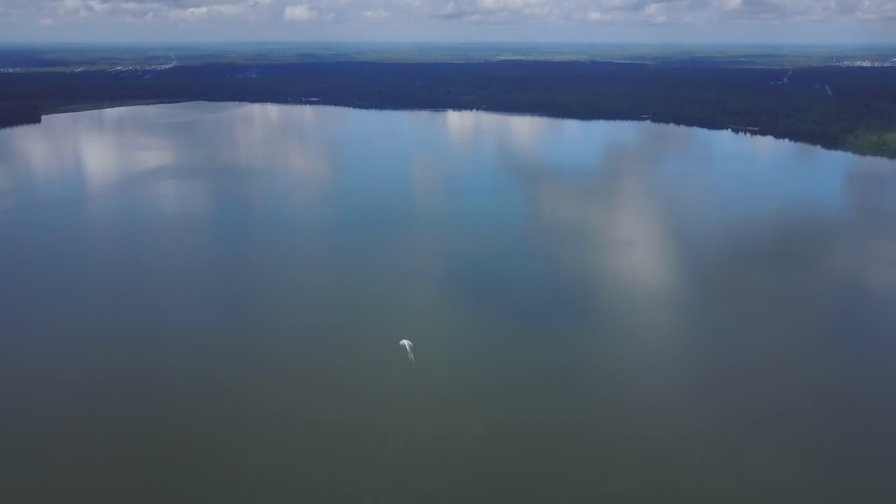 반사 를 가진 조용 한 호수 의 공중 풍경