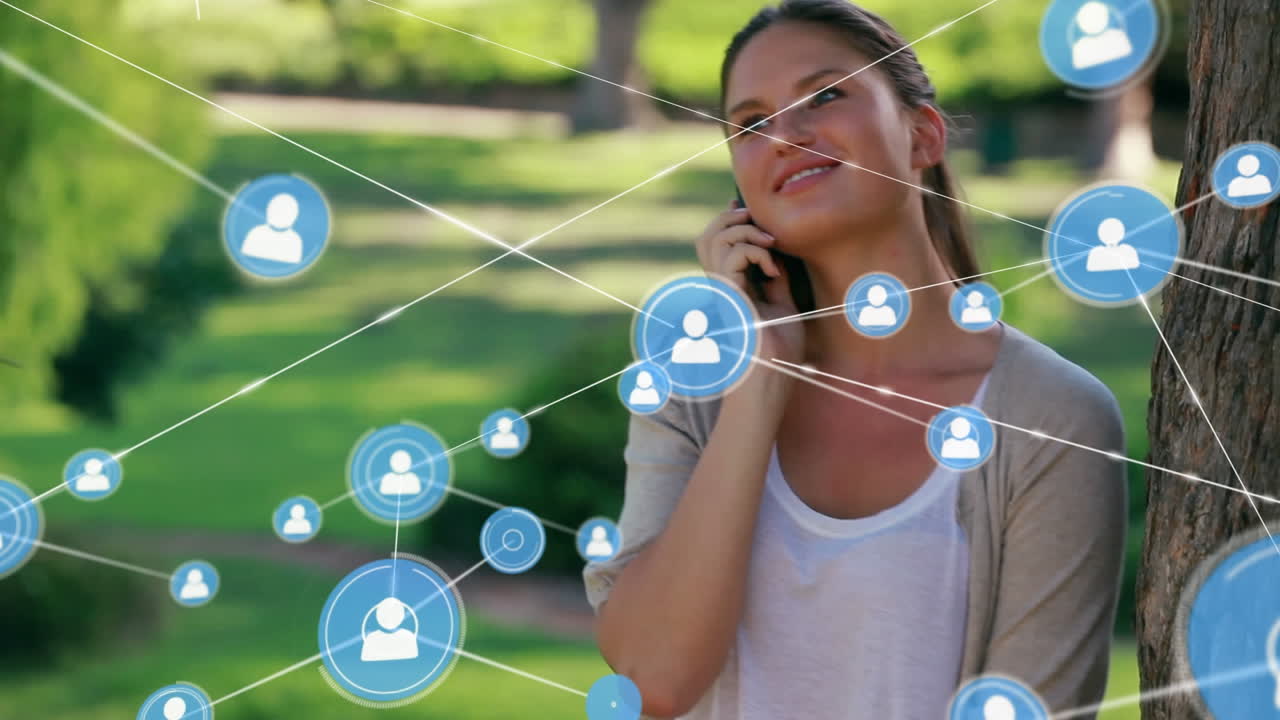 animación de la red de iconos de perfil sobre feliz mujer caucásica hablando en teléfono inteligente en el parque