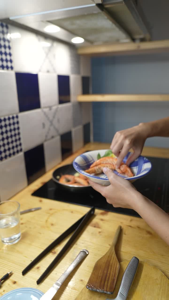 cocinar camarones en la cocina