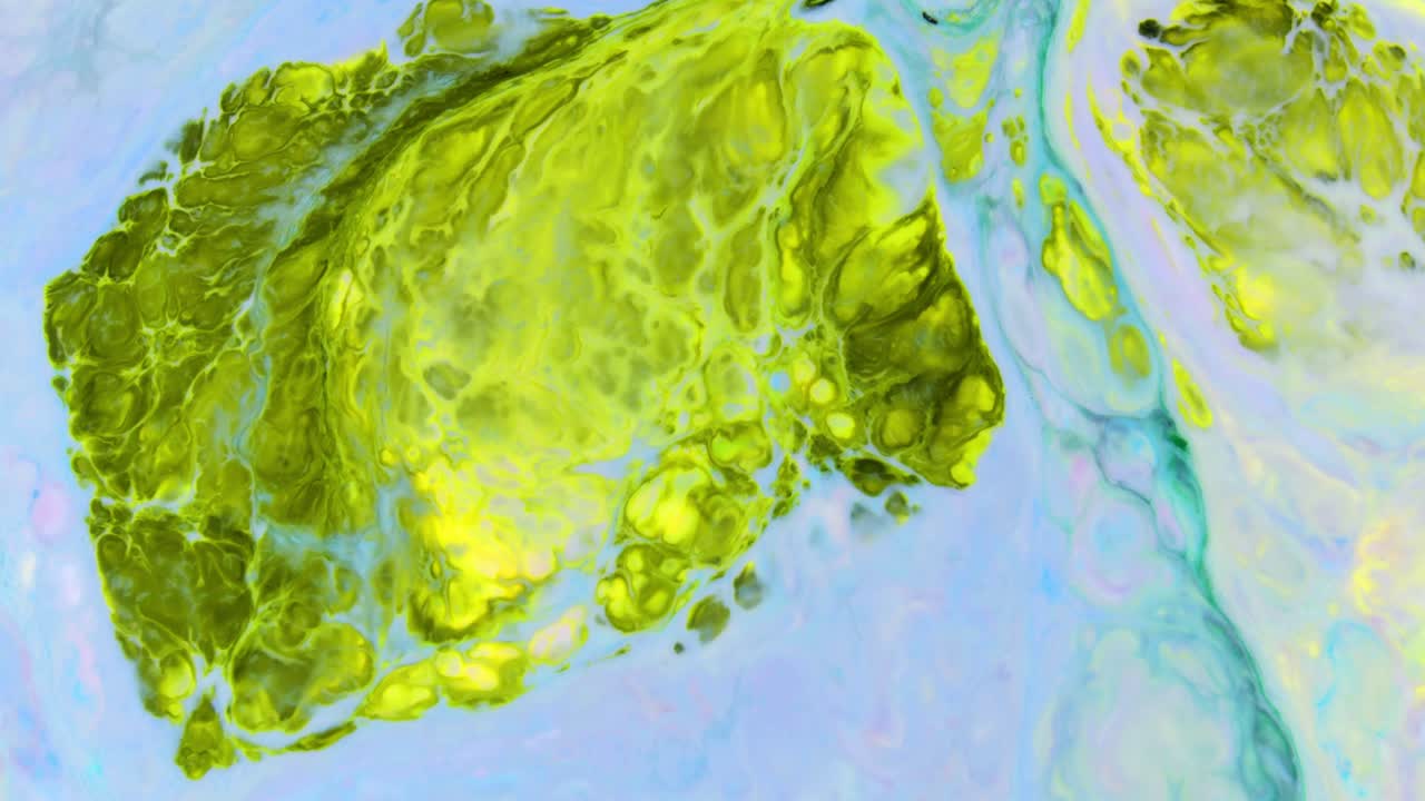 colores abstractos extendiendo pintura girando y estallando