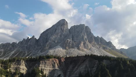 Wunderschönes-Luftdrohnenvideo-Der-Massiven-Dolomitberge-In-Den-Italienischen-Alpen,-Gefilmt-In-4k-Im-Sommer