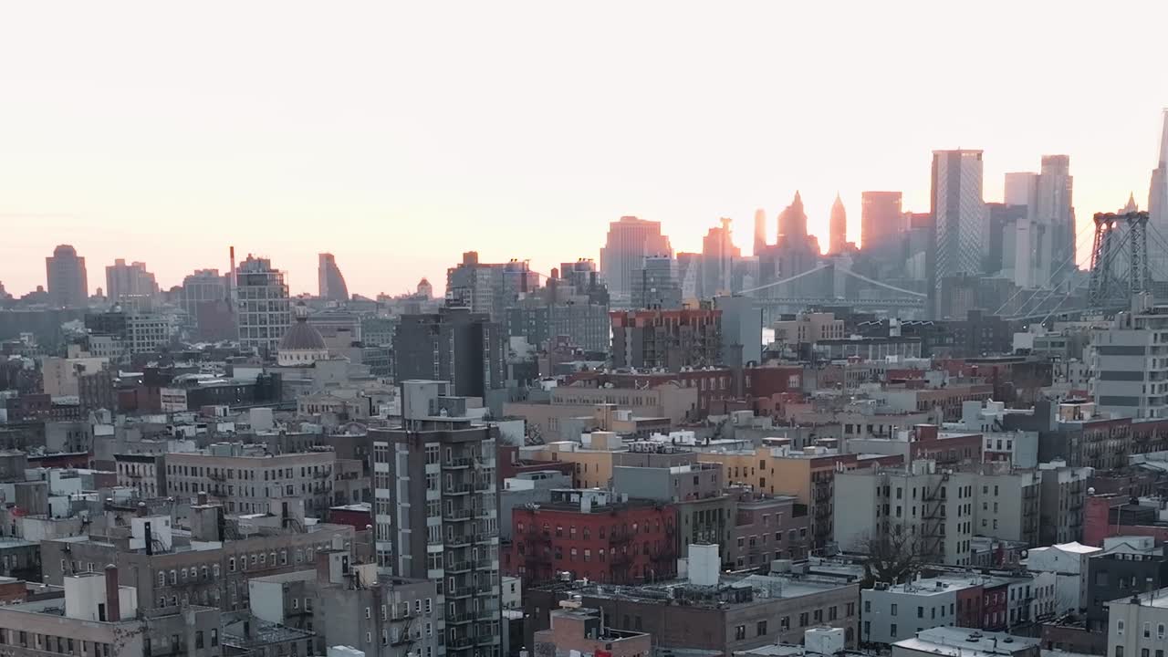 Tramonto sullo skyline di New York con edifici e ponti in vista