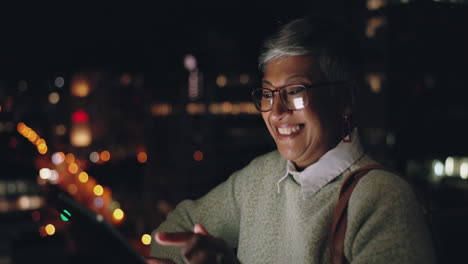 Teléfono,-Noche-Y-Mujer-Mayor-En-La-Ciudad-Con-Una-Sonrisa