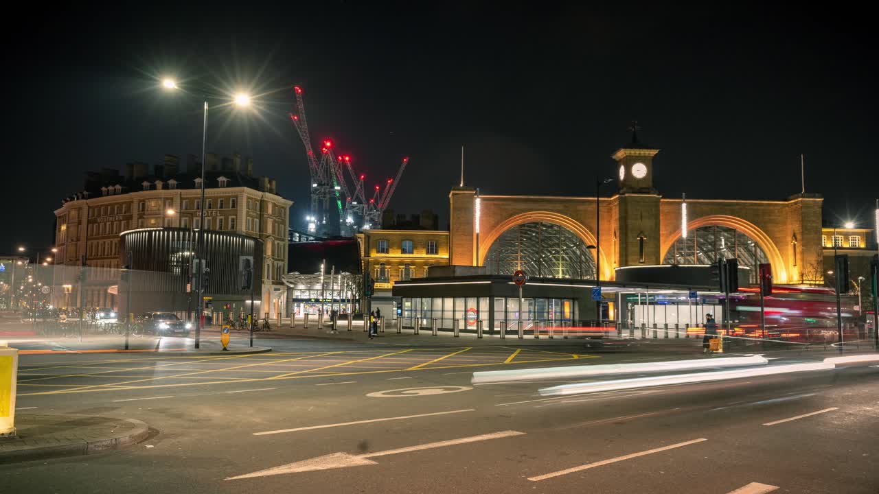 Time-lapse notturno del traffico fuori dalla stazione di Kings Cross