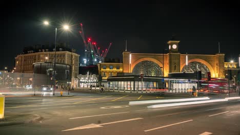 Nachtzeitraffer-Des-Verkehrs-Vor-Dem-Bahnhof-Kings-Cross-Bei-Nacht