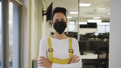 retrato de una mujer de negocios creativa caucásica con máscara facial mirando a la cámara