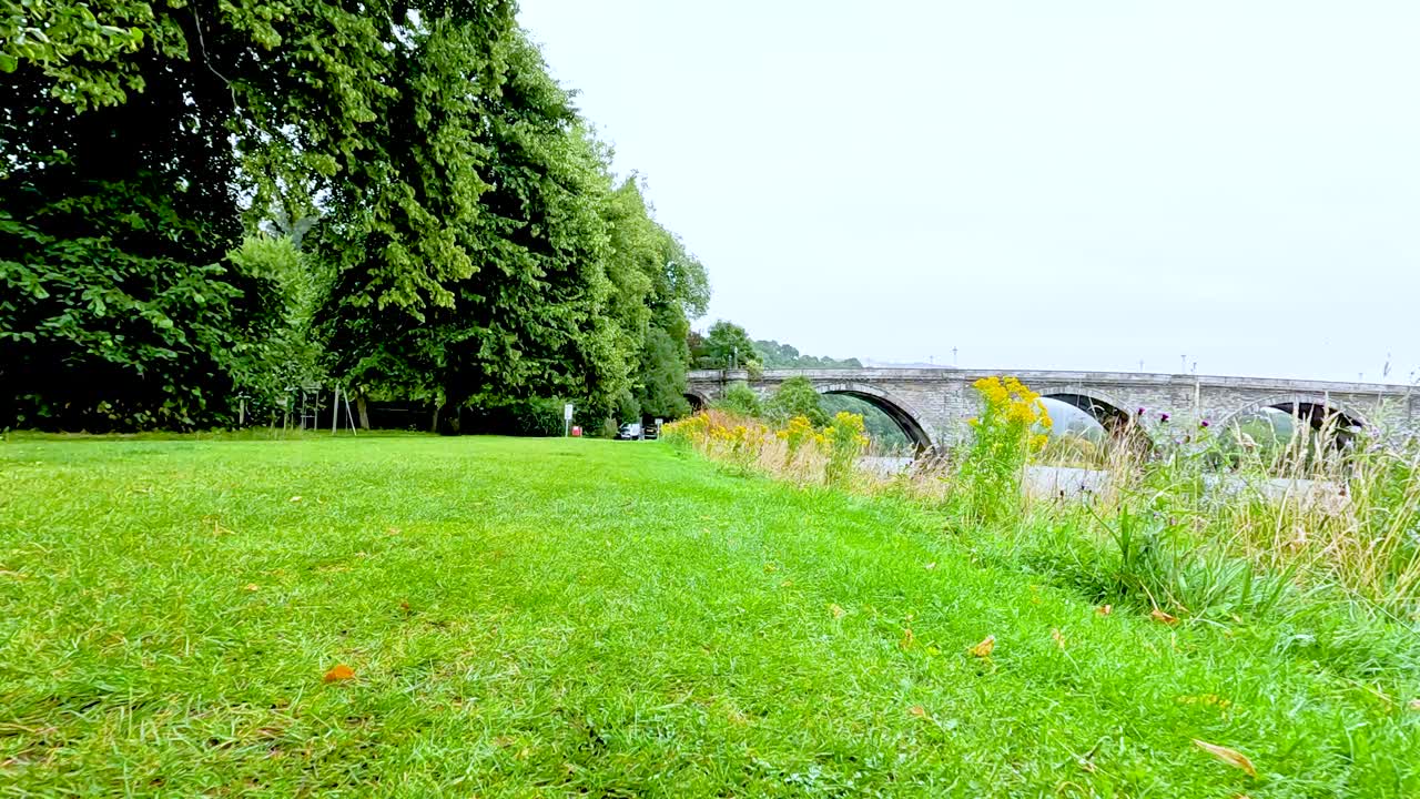 스코틀랜드 의 울창 한 초록색 과 역사적 인 다리