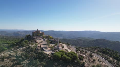 Pilgerbasilika-Unserer-Lieben-Frau-Von-Cabeza-Inmitten-Der-Andalusischen-Landschaft-Aus-Der-Luft