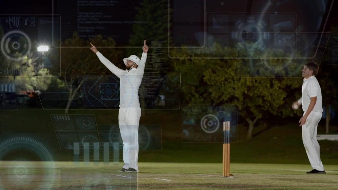 Ricevitore con cappello a secchiello che fa appello dopo il lancio del lanciatore sul campo da cricket, con sovrapposizioni che segnano i paletti.