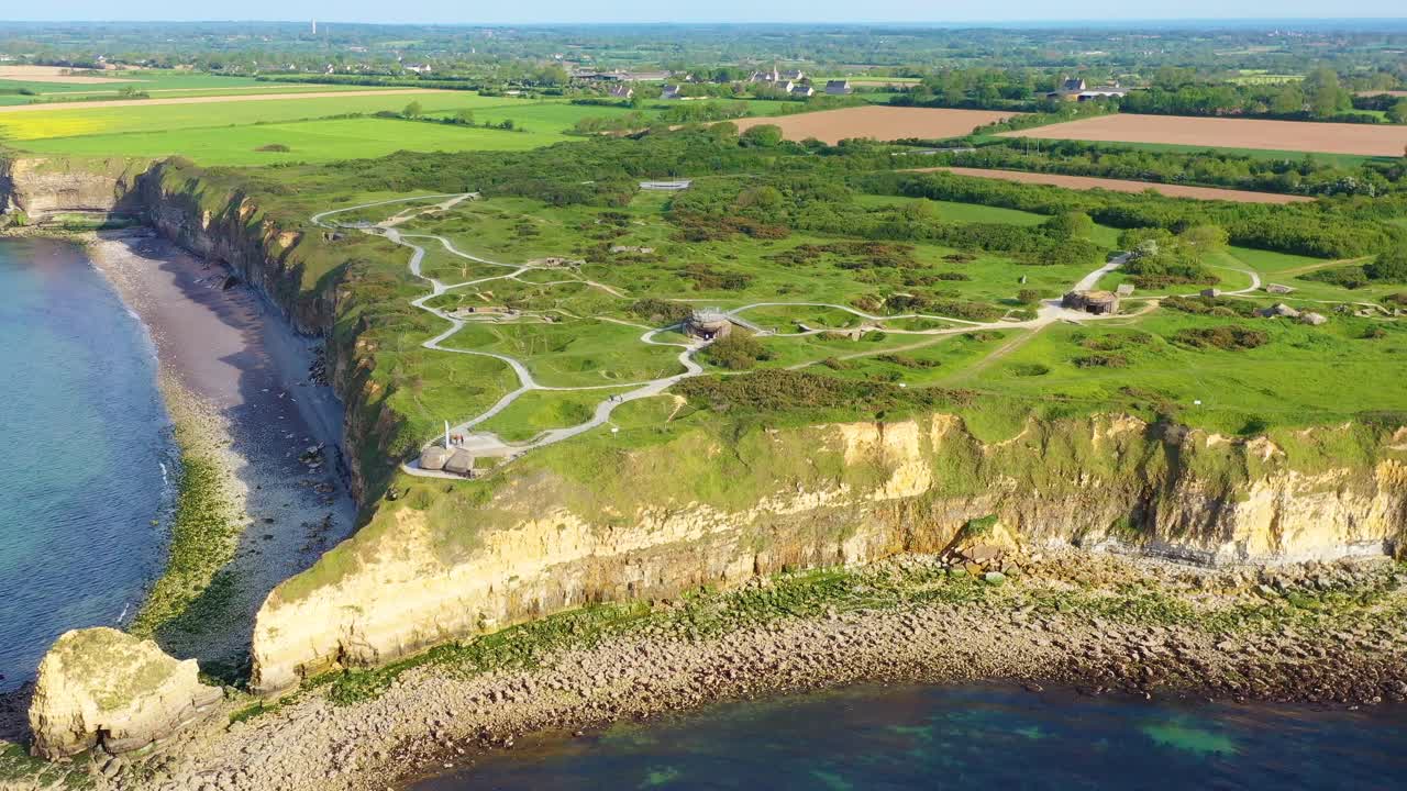 폭탄 분화구가 있는 pockmarked pointe du hoc normady france d-day 사이트 위의 공중