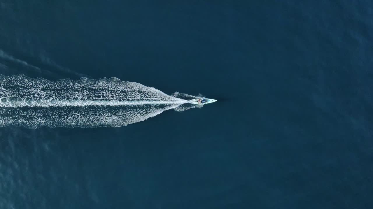 vista aérea de un bote en solitario en aguas azules