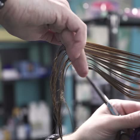 cortar el cabello en un salón de belleza