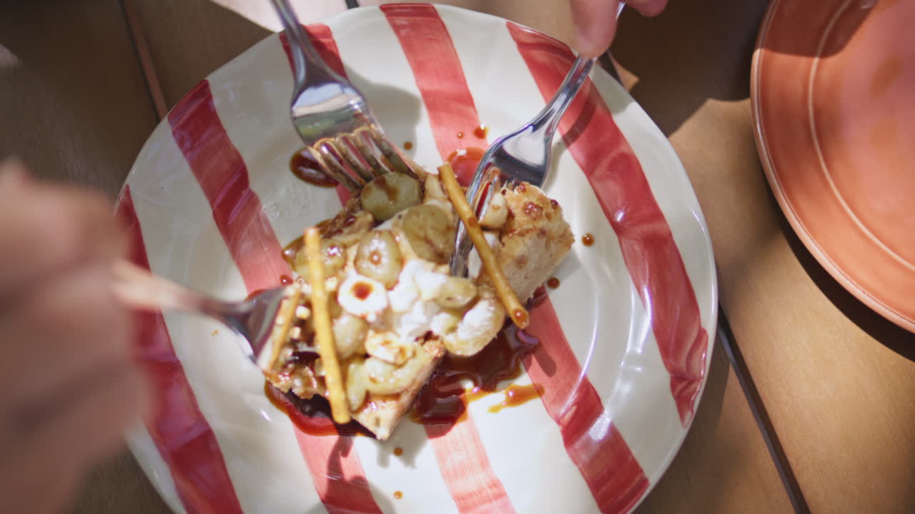 en primer plano, los clientes del restaurante están comiendo pastel dulce.