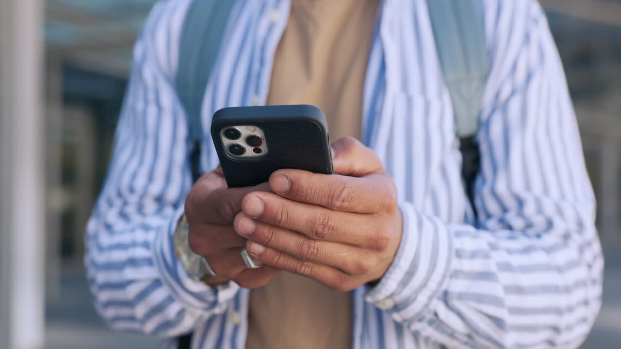 universidad, mecanografía y manos de estudiante