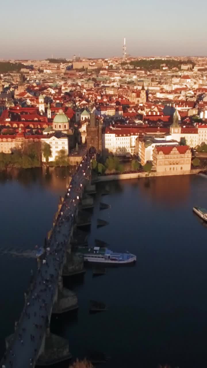Vista aerea del Ponte Carlo e del panorama di Praga al tramonto