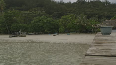 Fußgängerbrücke-Und-Der-Strand-Mit-Fischkatamaran-Auf-Einer-Der-Pazifischen-Inseln---Rikitea-Auf-Den-Gambier-inseln-In-Französisch-polynesie