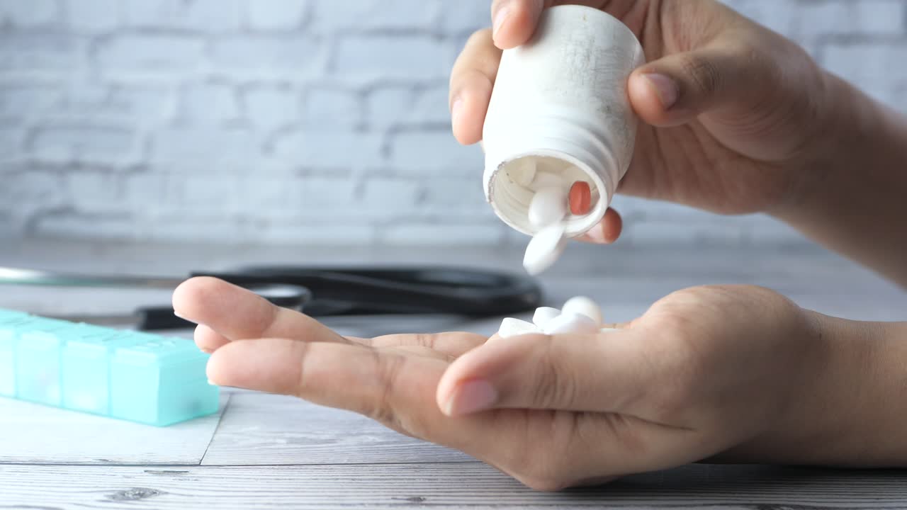 약을 복용하는 사람