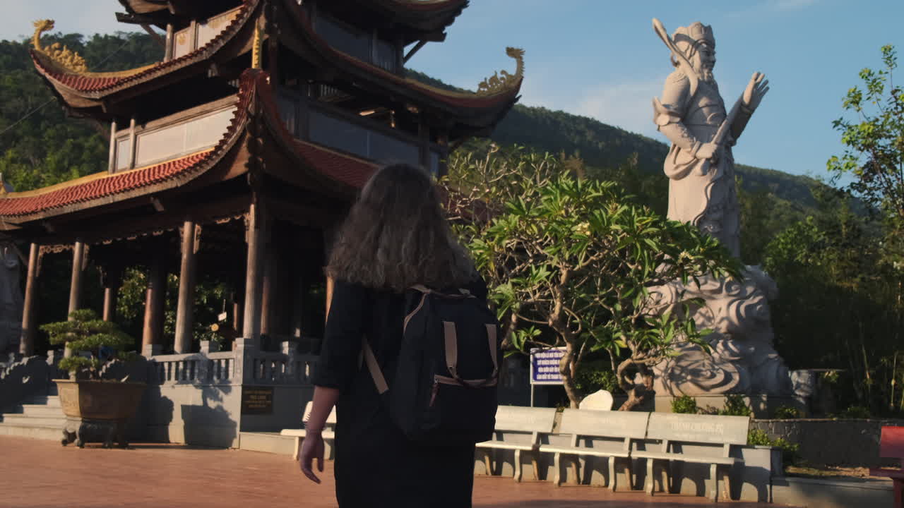 mujer explorando un templo vietnamita
