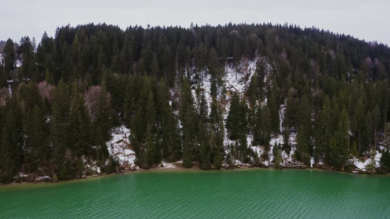 paisaje de invierno con montaña nevada y lago turquesa