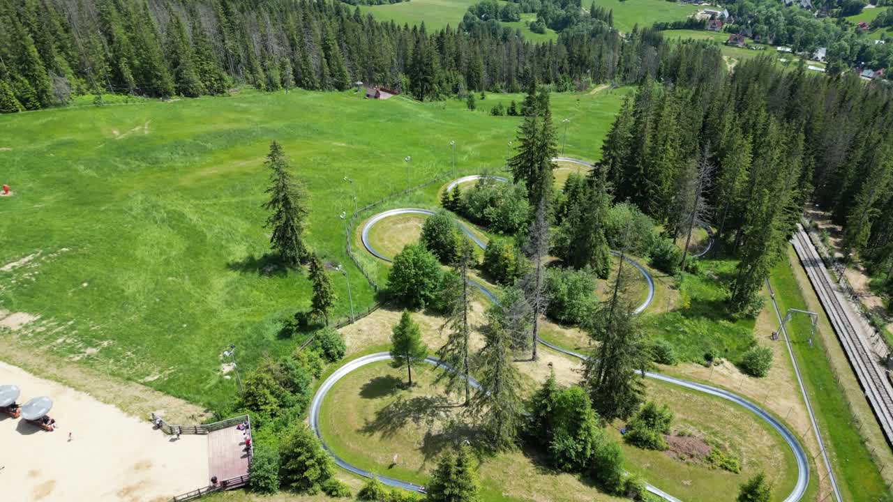 воздушный вид гравитационного скольжения на горе губаловка, закопане, польша