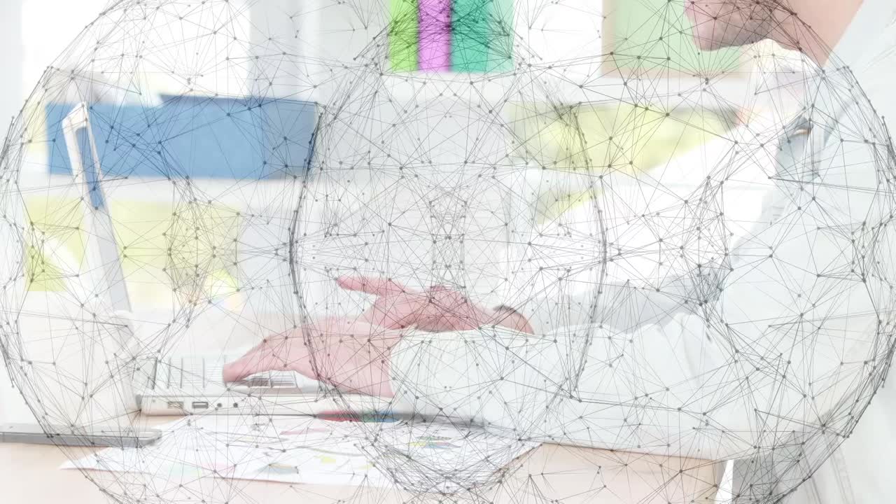animación del procesamiento de datos sobre el hombre de negocios caucásico usando computadora