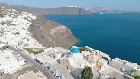 Capture-La-Mística-De-Las-Antiguas-Ruinas-Situadas-En-Lo-Alto-De-Los-Acantilados-De-Santorini,-Un-Testimonio-De-Su-Pasado-Histórico.