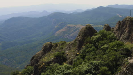 Vista-Panorámica-De-Las-Montañas-Del-Cáucaso-Con-Mestia-Cross-En-Svaneti,-Georgia