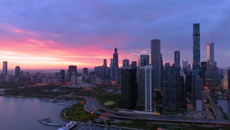 Vista-Aérea-De-Chicago-Del-Río,-La-Orilla-Del-Lago-Conduce-Un-Horizonte-De-La-Ciudad