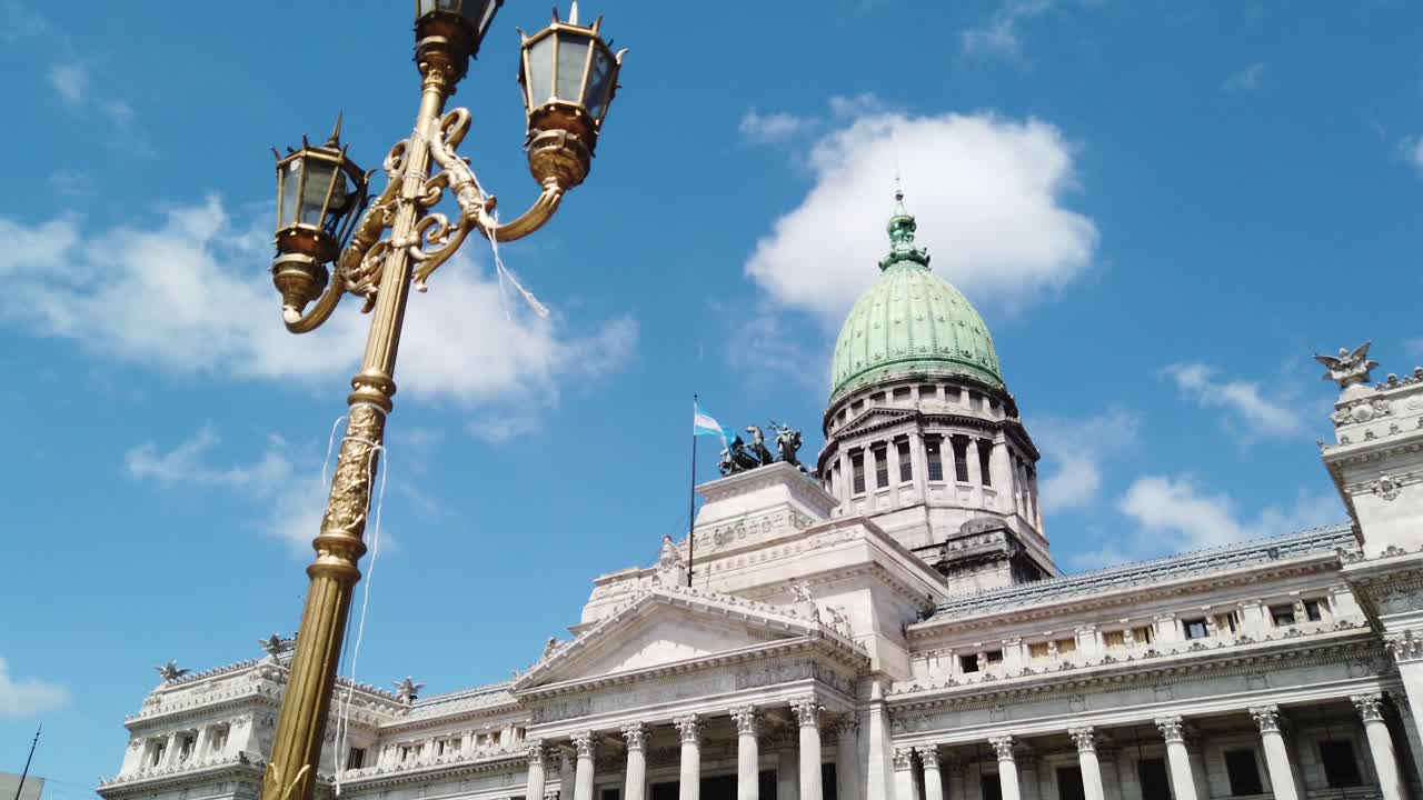 национальный конгресс аргентины под ярким голубым небом с золотым уличным фонарем