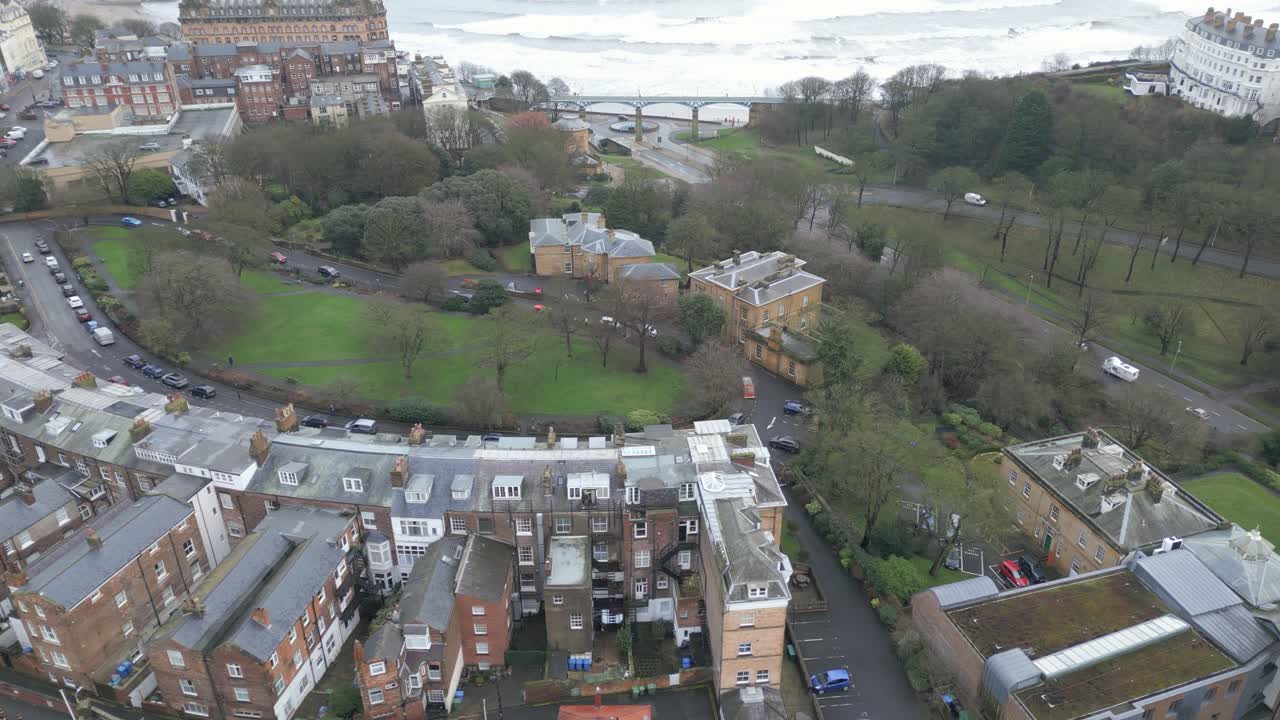Ripresa aerea dell'architettura d'epoca degli edifici della baia di Scarborough di giorno, accanto al mare a Scarborough, Inghilterra.