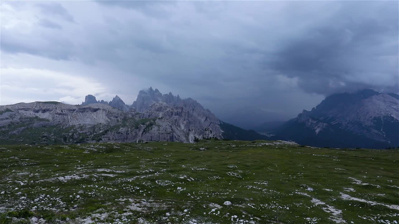 Nationalparken Tre Cime i Dolomiterna, Alperna. Vacker italiensk natur med flygningar, blixtar och storm.