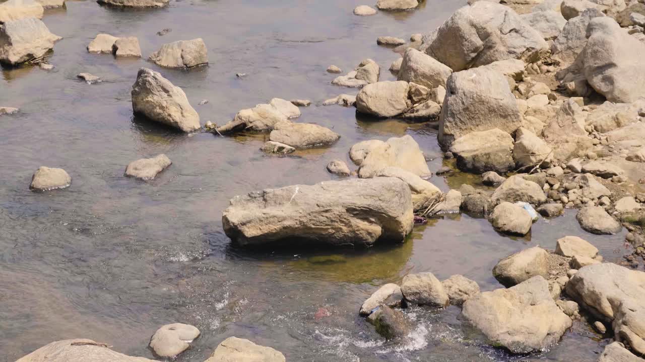 vista del río que se mueve debajo de un puente y se desplaza hacia arriba hasta donde el agua fluye en el fondo