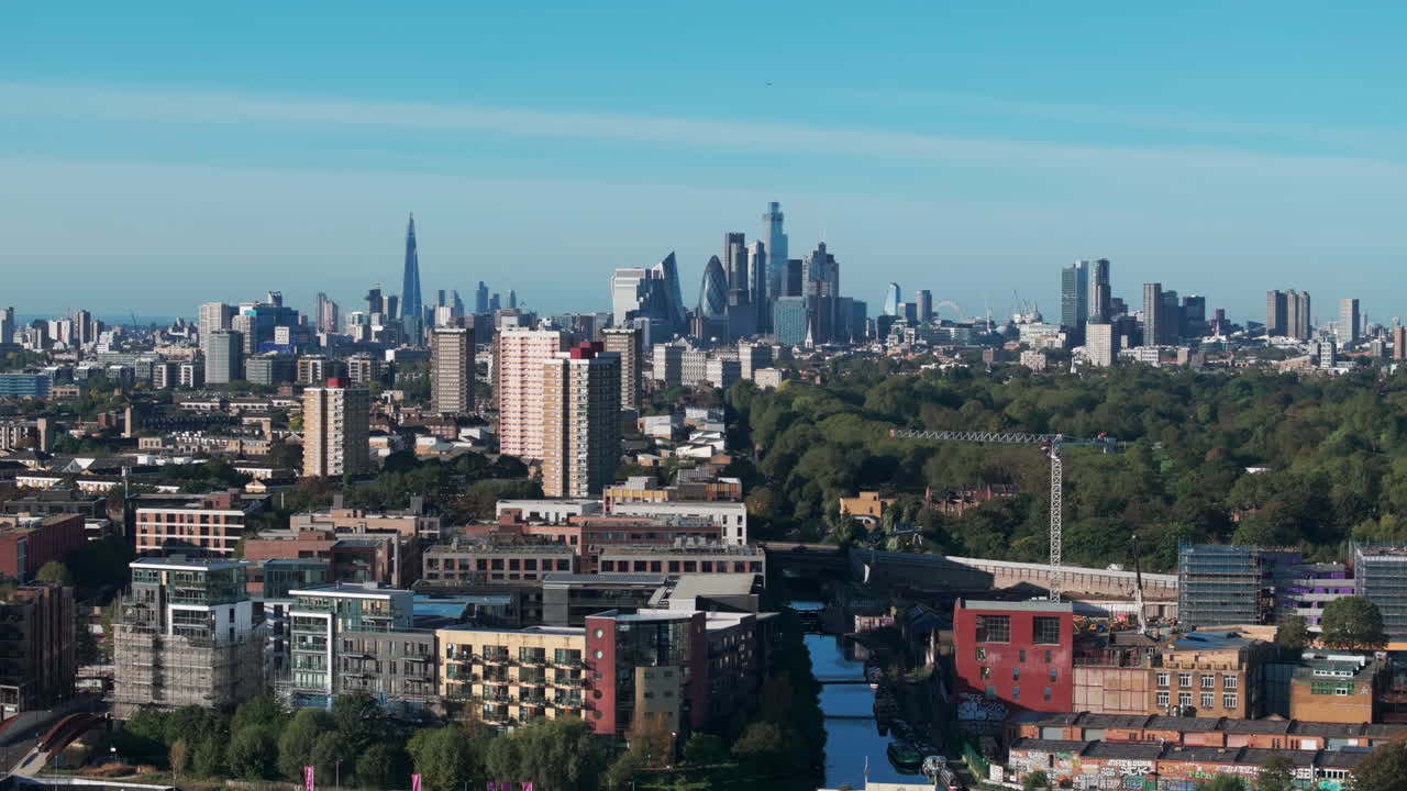 런던 중심부를 바라보는 허트포드 유니언 운하 위의 낮은 슬라이더