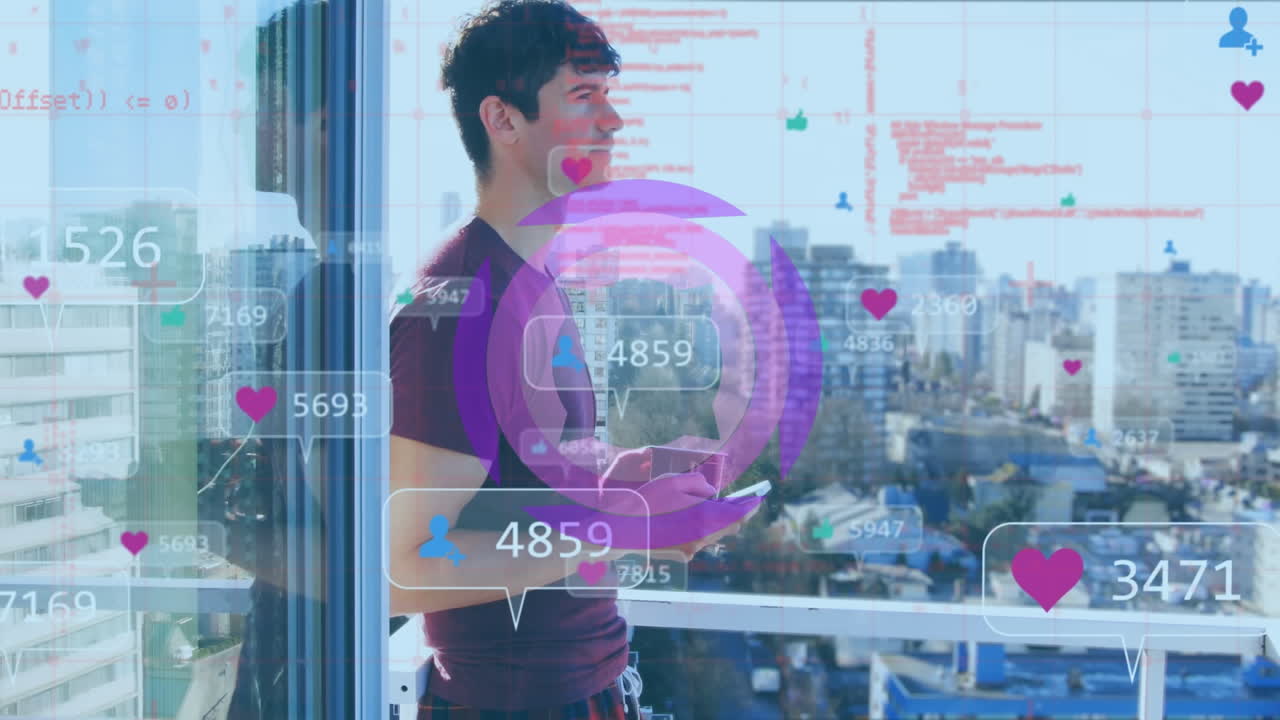 스마트 폰을 사용하는 사람 위에서 스 ⁇  스캐닝과 소셜 미디어 아이콘의 애니메이션