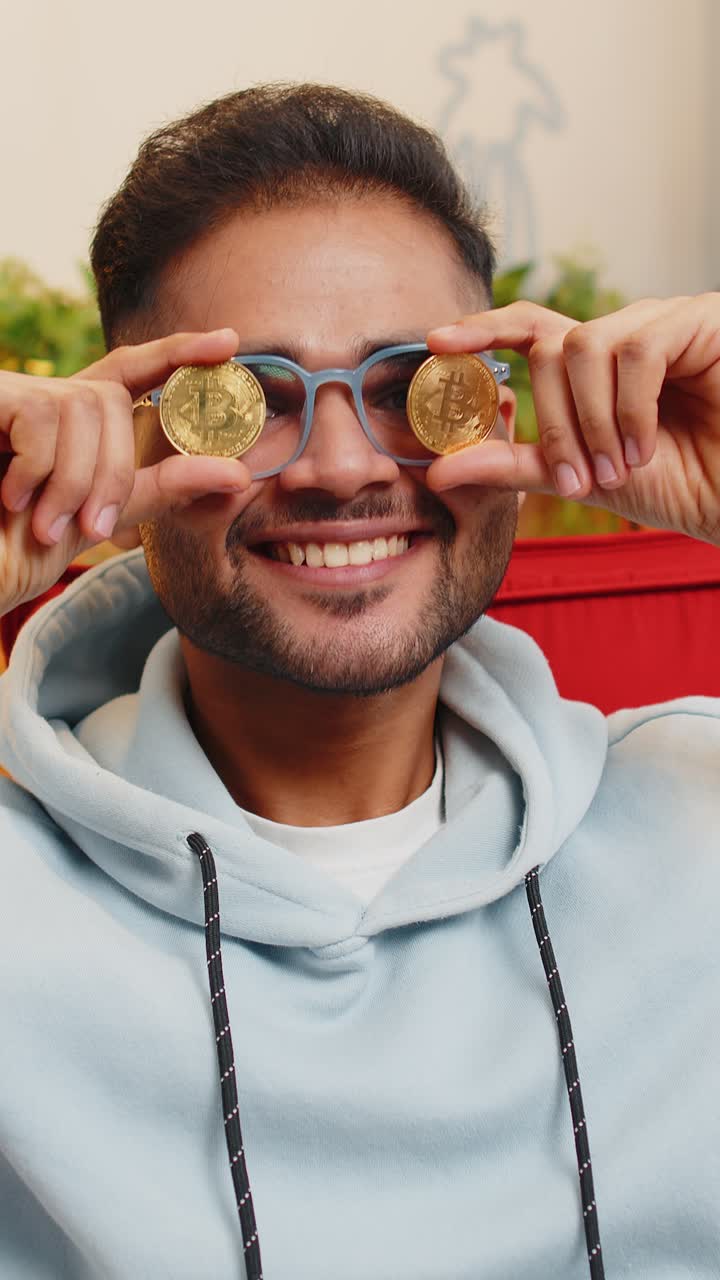 hombre indio comerciante de acciones ganando bitcoins monitoreo en línea operaciones comerciales minería mantener monedas btc