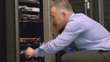 técnico que usa una computadora portátil para analizar el servidor