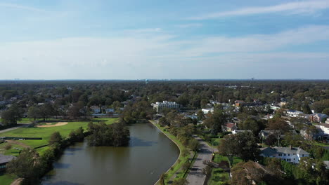 un dron aéreo disparó sobre un estanque verde en un barrio suburbano en long island, nueva york