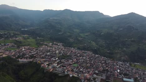 vista aérea de la aldea montañosa de jardín en los andes del norte de colombia