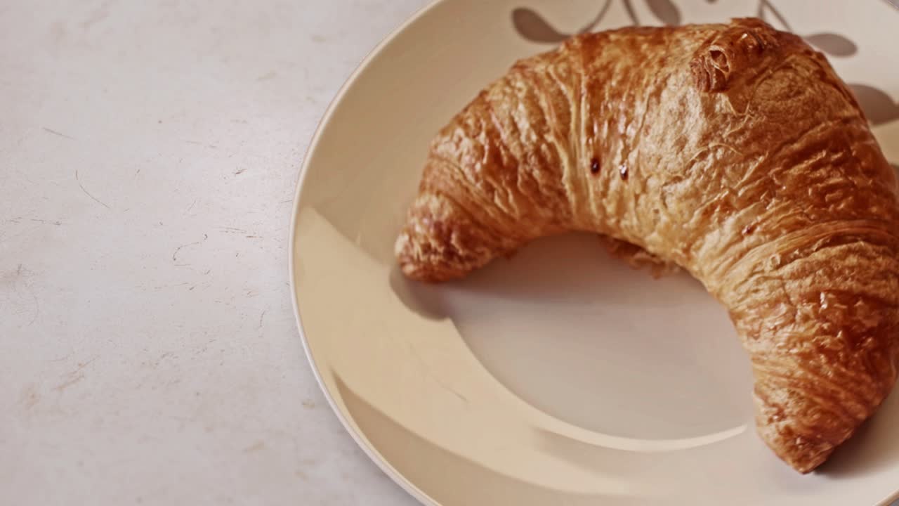 un delicioso croissant en un plato