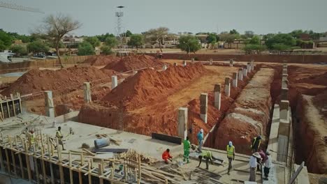 toma cinematográfica de drones hacia adelante del sitio de construcción de la planta de energía en níger, áfrica