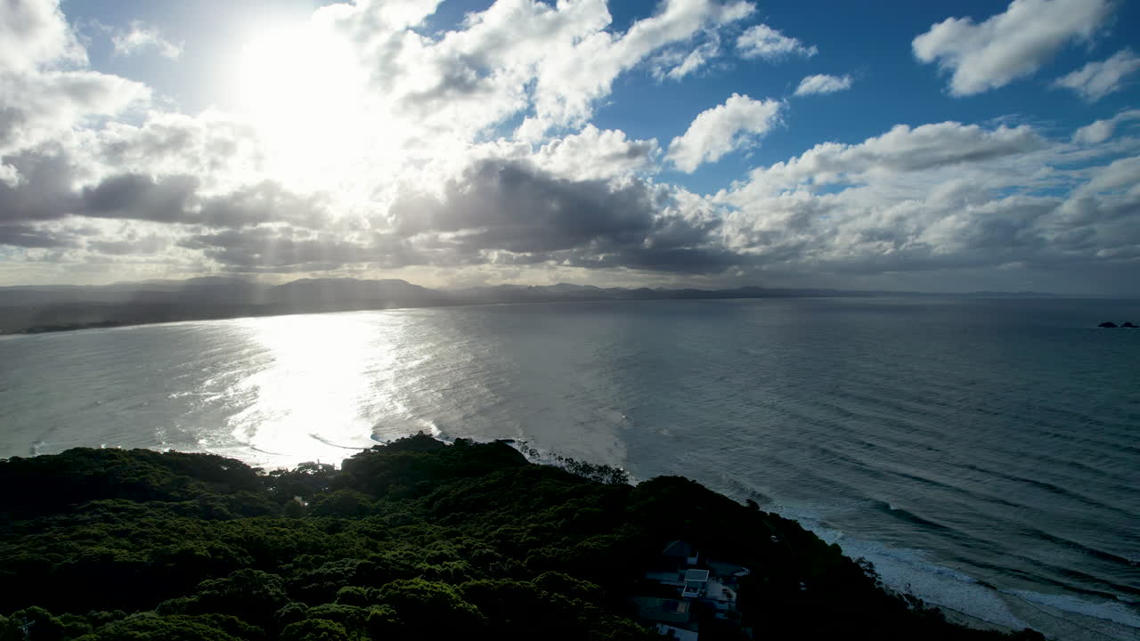 호주 바이런 베이 (byron bay) 의 빛이 비치는 바다와 울창한 해안선, 공중에서 볼 수 있는 모습