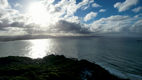 el océano soleado y la exuberante costa en la bahía de byron, australia, vista aérea