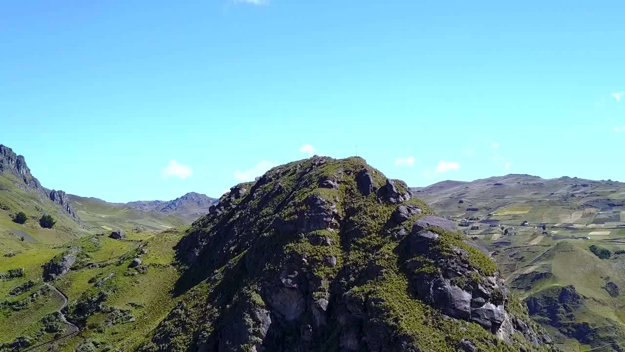 pico de montaña escarpada en el parque natural en la ciudad de zumbahua en ecuador