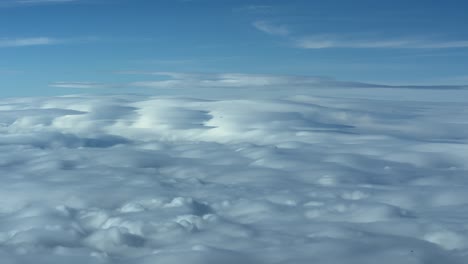nubes lenticulares peligrosas debido a los fuertes vientos en lo alto de la cordillera de madrid