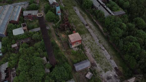 Abandonada-Antigua-Mina-De-Carbón-Cubierta-De-Vegetación-Edificios-De-Museos-Industriales-Chimenea-Aérea-Vista-De-Arriba-Hacia-Abajo