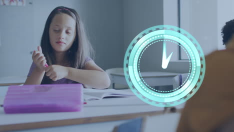 animación del reloj sobre una estudiante biracial sacando un bolígrafo en el escritorio en clase