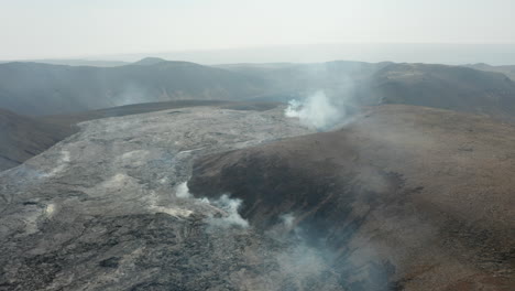 Niedrige-Stürmer-Fliegen-über-Lavafeld.-Zerklüftete-Oberfläche-Einer-Masse-Aus-Langsam-Abkühlendem-Magmatischem-Material.-Fagradalsfjall-Vulkan.-Island,-2021