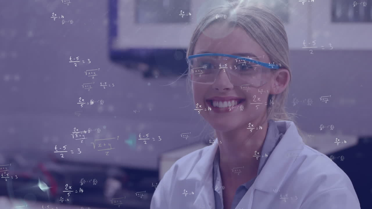 animación de sumas matemáticas sobre un científico caucásico sonriente sosteniendo un vaso en el laboratorio.
