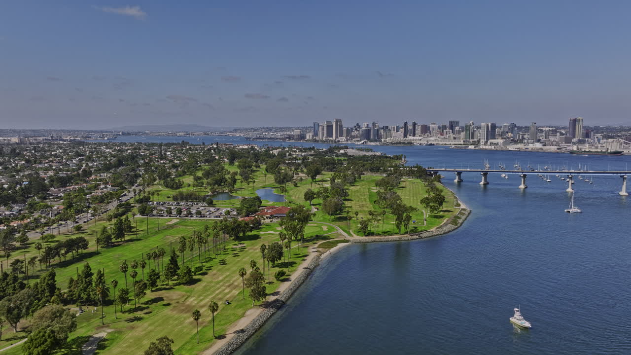 sobrevuelo aéreo v54 de san diego california a lo largo de la costa de la bahía de coronado capturando el campo de golf municipal con vista del paisaje urbano del centro a través de la bahía - filmado con cine mavic 3 - septiembre de 2022