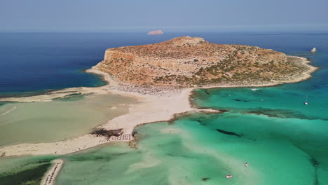 vista aérea de una impresionante isla costera en creta en un claro día de verano